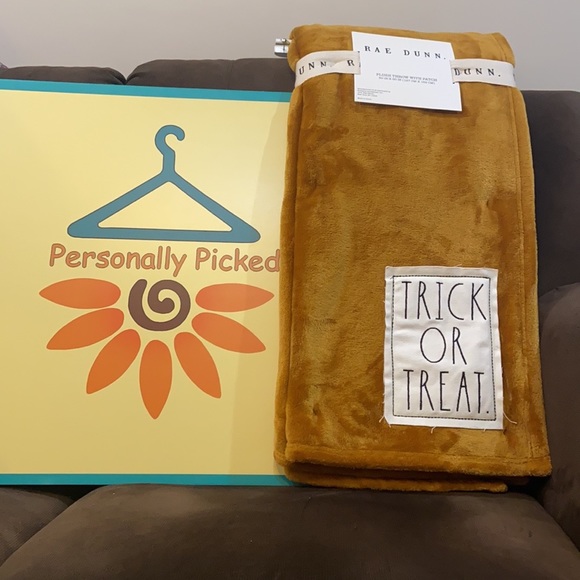 Rae Dunn TRICK OR TREAT Throw - Picture 1 of 4